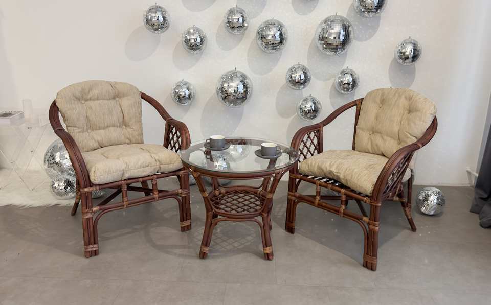 Markos_duet_s_kruglym_stolom_tsvet_mindal_matovyi_v_interere_2 Комплект мебели из ротанга Маркос